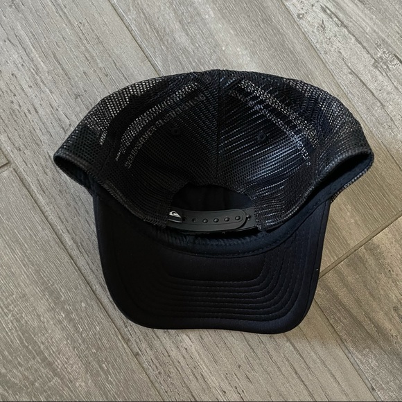 Quiksilver Black Snapback with White Logo - Picture 3 of 6